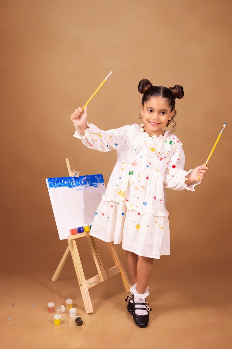 Menina em ensaio infantil com tema de pintura