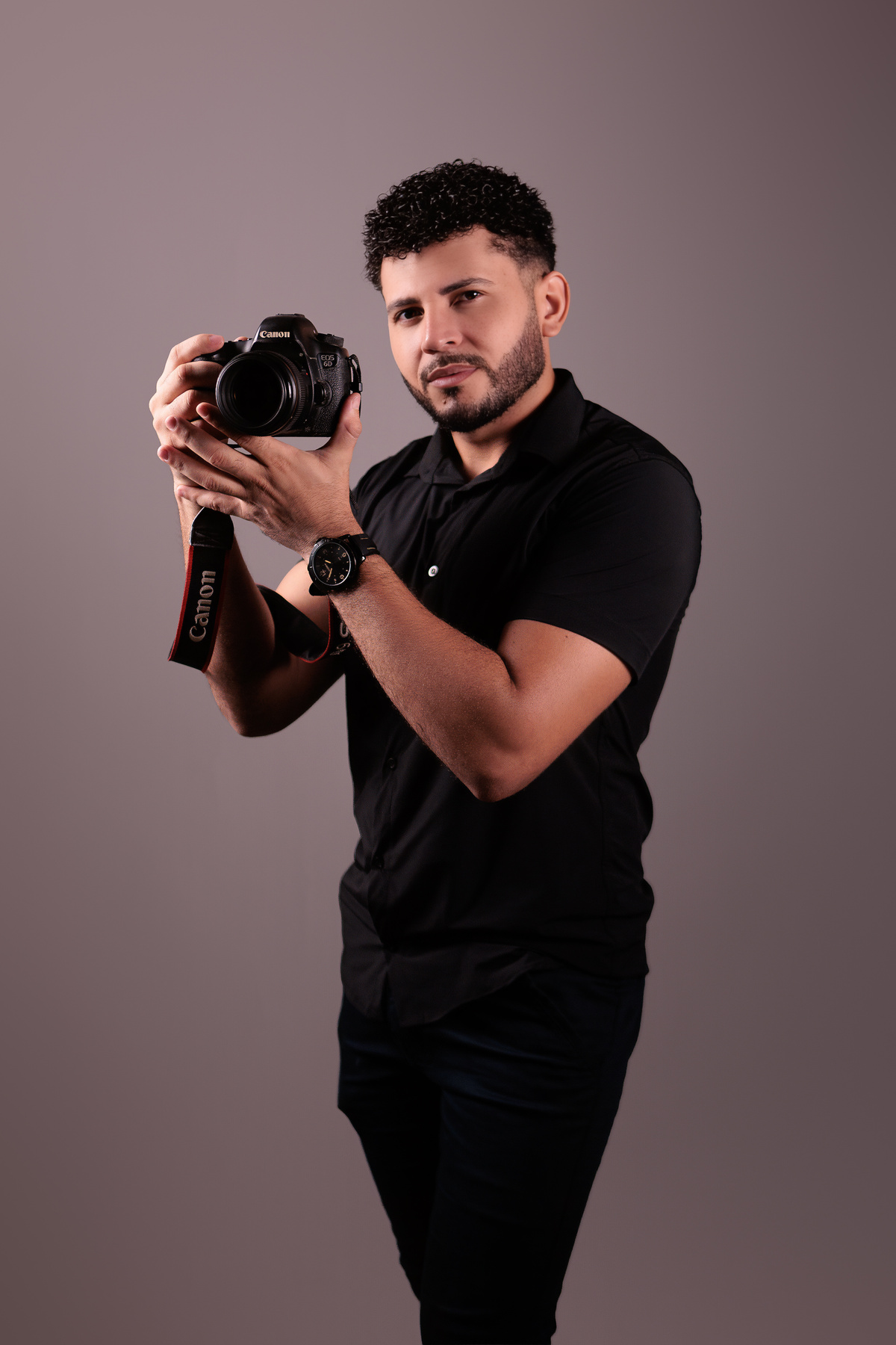 Kaelisson, fotógrafo, segurando sua câmera